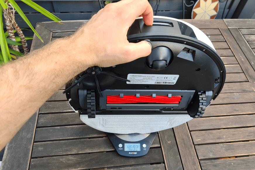 Робот-пылесос Roborock S7 Pro взвешивается на весах